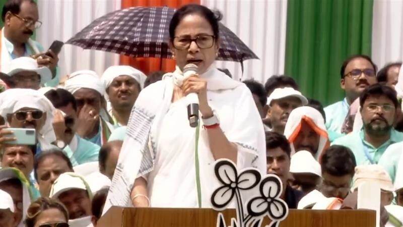 Sahid Dibas: শুরু হচ্ছে ভাষা আন্দোলন, বাঙালি, বাংলা ভাষার উপর আক্রমণ চলবে না, ২১-এর মঞ্চ থেকে জানিয়ে দিলেন মমতা বন্দ্য়োপাধ্যায়