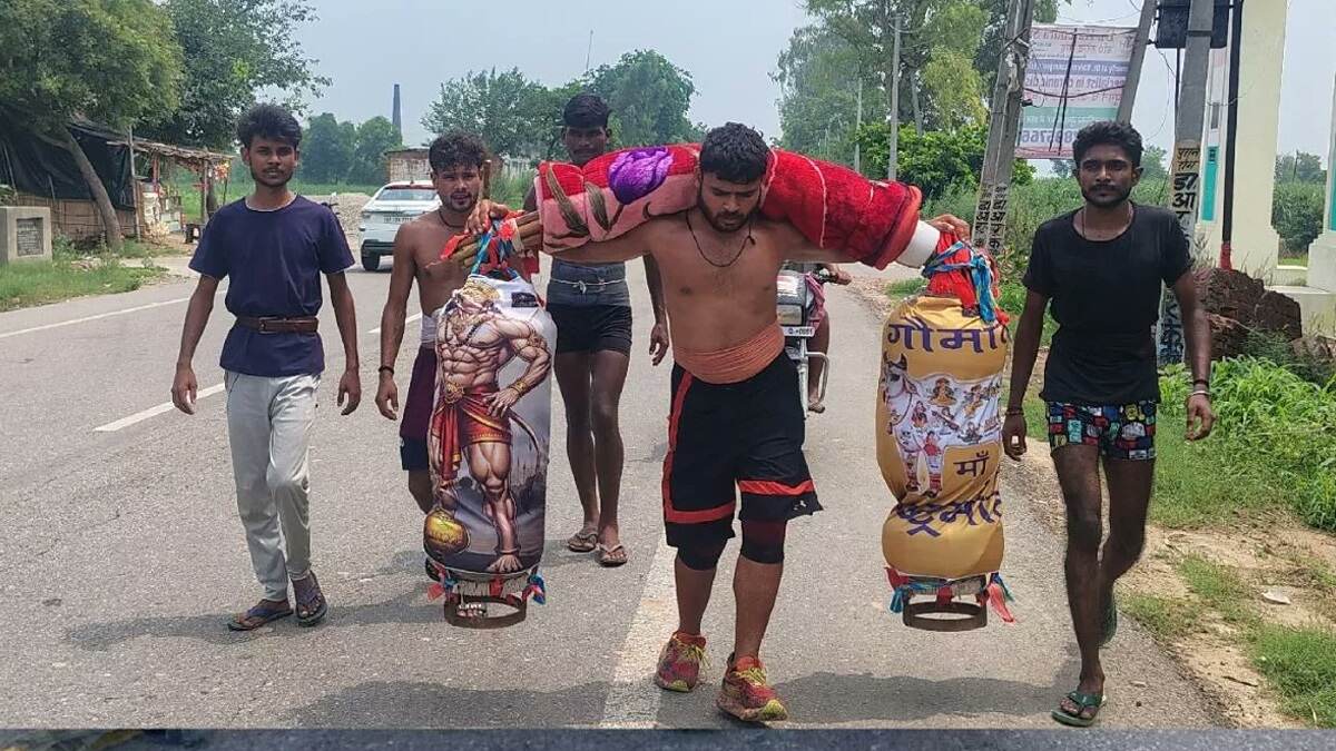 Man Carries 121 Litre Ganga Jal For Girlfriend's UPSC: অমর প্রেম, প্রেমিকার ইউপিএসসি পরীক্ষায় পাশের মানত, ১২১ লিটার গঙ্গা জল নিয়ে কানওয়ার যাত্রা যুবকের