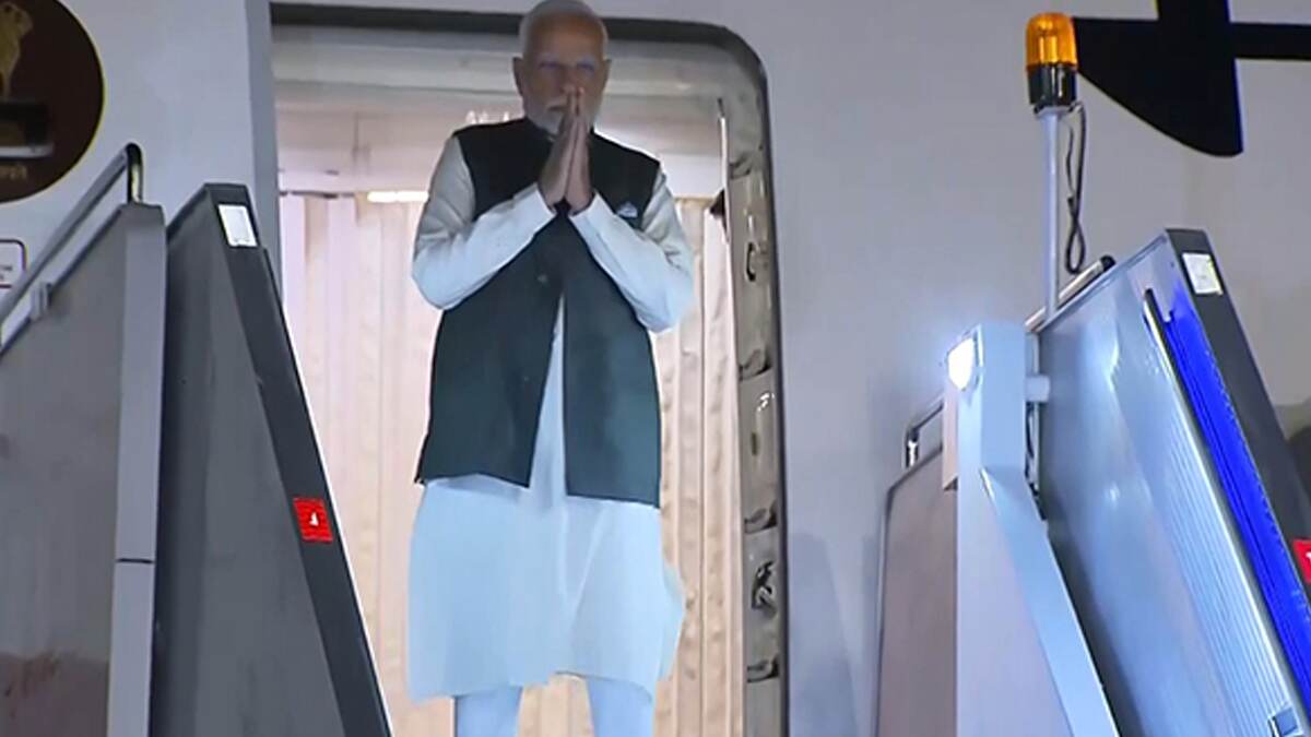 PM Narendra Modi: ত্রিনিদাদের প্রধানমন্ত্রী কমলা বিসেসরকে অযোধ্যার রামমন্দিরের রুপোর রূপালি প্রতিকৃতি উপহার মোদীর
