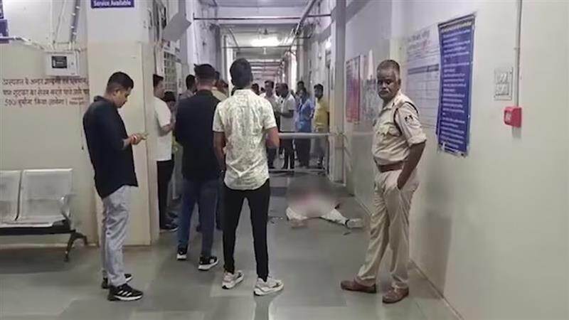 MP Shocker: মনোমালিন্যের জের, হাসপাতালে ঢুকে প্রেমিকাকে কুপিয়ে খুন প্রেমিকের