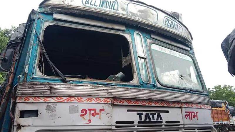 New Alipore: তোলা না পাওয়ায় ট্রাকে ভাঙচুর, সাসপেন্ড চার সাব ইনস্পেক্টর