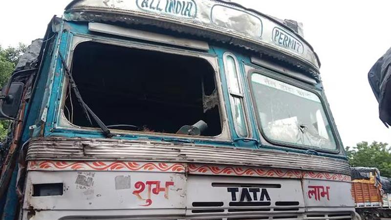 New Alipore: তোলা না পাওয়ায় ট্রাকে ভাঙচুর, সাসপেন্ড চার সাব ইনস্পেক্টর