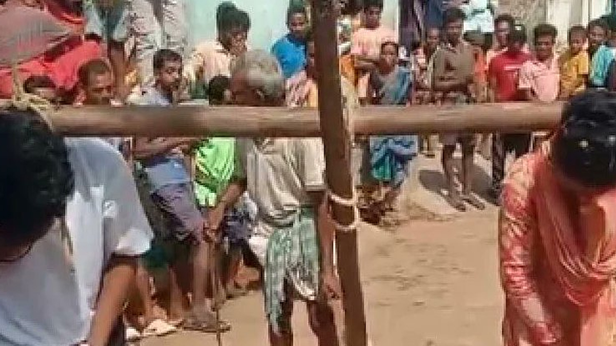 Odisha Viral Video: একই বংশের মধ্যে বিয়ে, দম্পতিকে লাঙল বেঁধে ঘোরাল গ্রামবাসীরা, ভাইরাল ভিডিয়ো