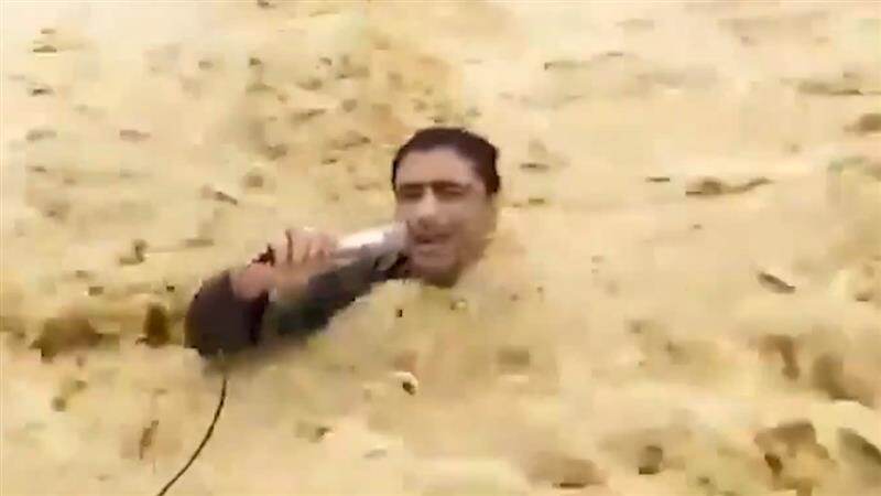 Journalist Washed Away In Flood: রিপোর্টিং করতে গিয়ে বন্যার জলে ভেসে গেলেন সাংবাদিক, নির্মম ভিডিয়ো