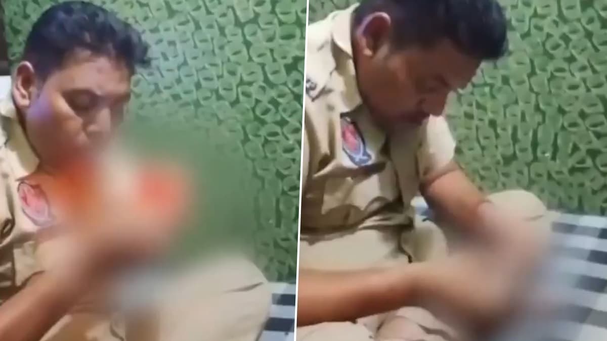Police Sub Inspector Taking Drugs: লাজ, লজ্জা কিচ্ছু নেই, কাজের মাঝে ইউনিফর্ম পরেই ড্রাগ নিচ্ছেন পুলিশের সাব ইন্সপেক্টর, ভাইরাল ভিডিয়ো
