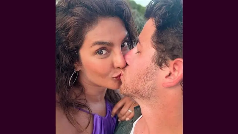 Priyanka Chopra-Nick Jonas Viral Kissing: ঠোঁটে ডুব দিয়ে নিকের সঙ্গে ঘনিষ্ঠতা প্রিয়াঙ্কার, ভাইরাল তারকা দম্পতির 'অ্যাডাল্ট রোমান্সের' ছবি