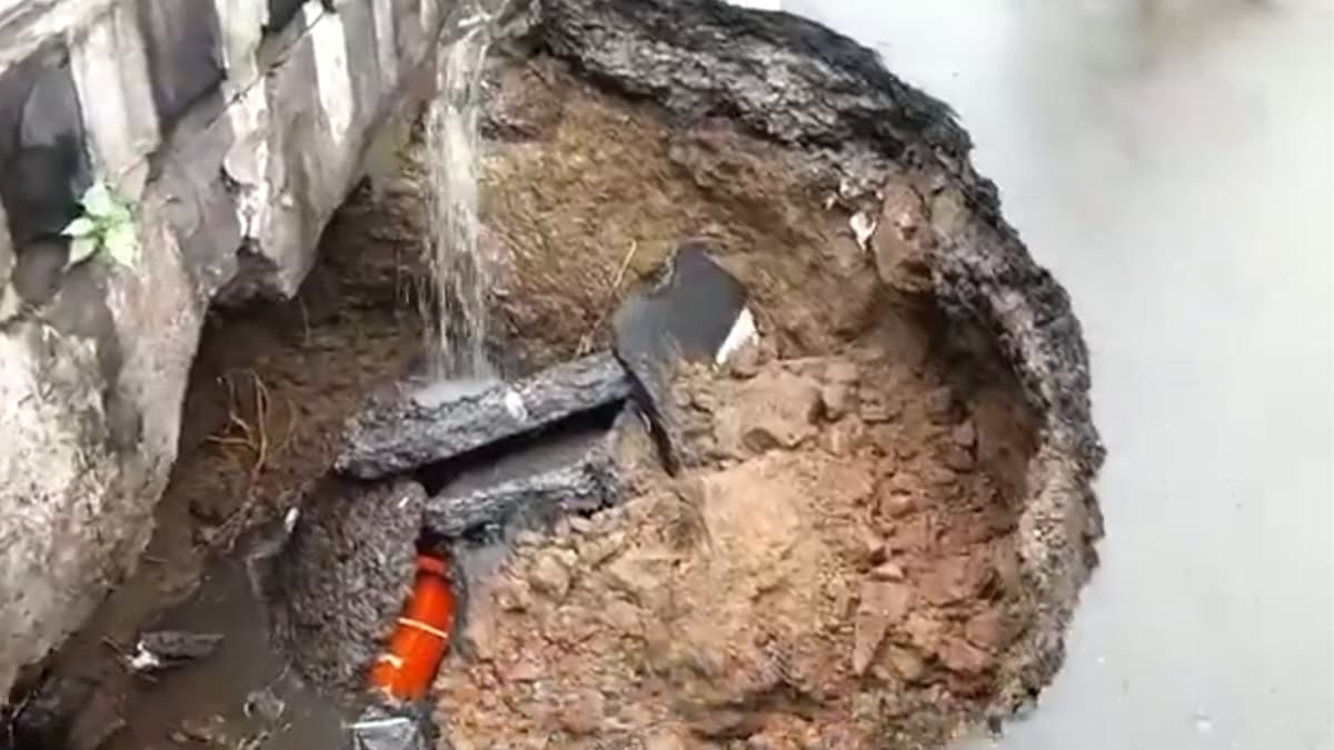 Viral Video: রাস্তা না 'শয়তানের গর্ত'? প্রকাশ্যে দানবীয় হাঁ দেখে ছিটকে যাচ্ছে মানুষ