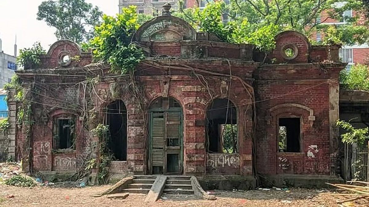 Satyajit Ray's Ancestral Home In Bangladesh: সত্যজিৎ রায়ের স্মৃতিবিজড়িত ময়মনসিংহের বাড়ি ভাঙছে বাংলাদেশ, মুখ্যমন্ত্রী থেকে অভিষেক, অমিত মালব্যদের তীব্র প্রতিবাদ