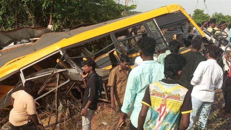 Tamil Nadu School Bus Accident: চলন্ত ট্রেনের সঙ্গে স্কুলবাসের ধাক্কা, মৃত্যু ৩ পড়ুয়ার, আহত বহু