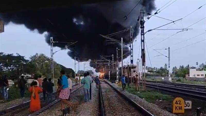 Fire in Train: পরপর বিস্ফোরণ, অগ্নিকাণ্ডের জেরে লাইনচ্যুত ট্রেন, আগুনের লেলিহান শিখায় ঢাকল আকাশ