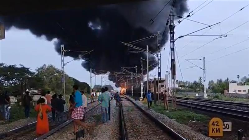 Fire in Train: পরপর বিস্ফোরণ, অগ্নিকাণ্ডের জেরে লাইনচ্যুত ট্রেন, আগুনের লেলিহান শিখায় ঢাকল আকাশ