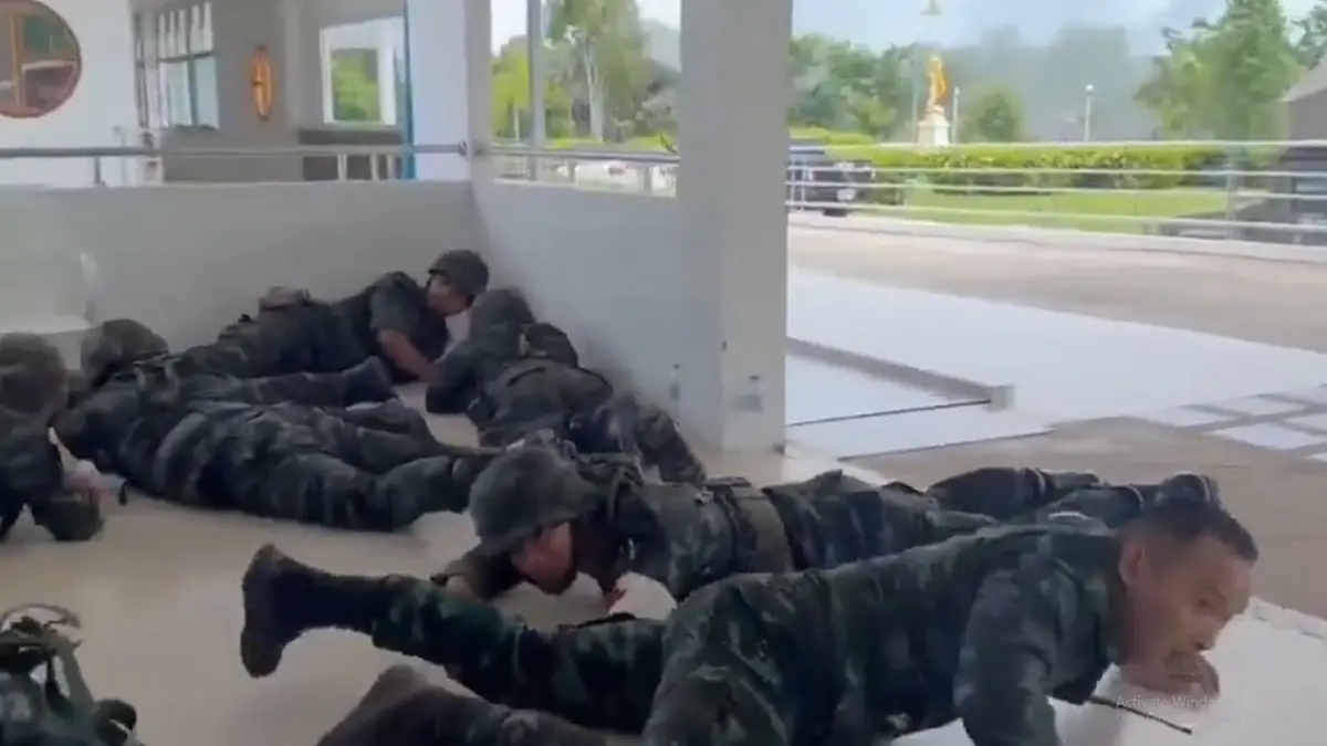 Thailand-Cambodia Clash: এভাবে যুদ্ধ করেই মরবে মানুষ? থাইল্যান্ডের হাসপাতালে বোমা মারছে কম্বোডিয়া, ছাড়ছে না অসুস্থদেরও, নিহত ১১, দেখুন ভিডিয়ো