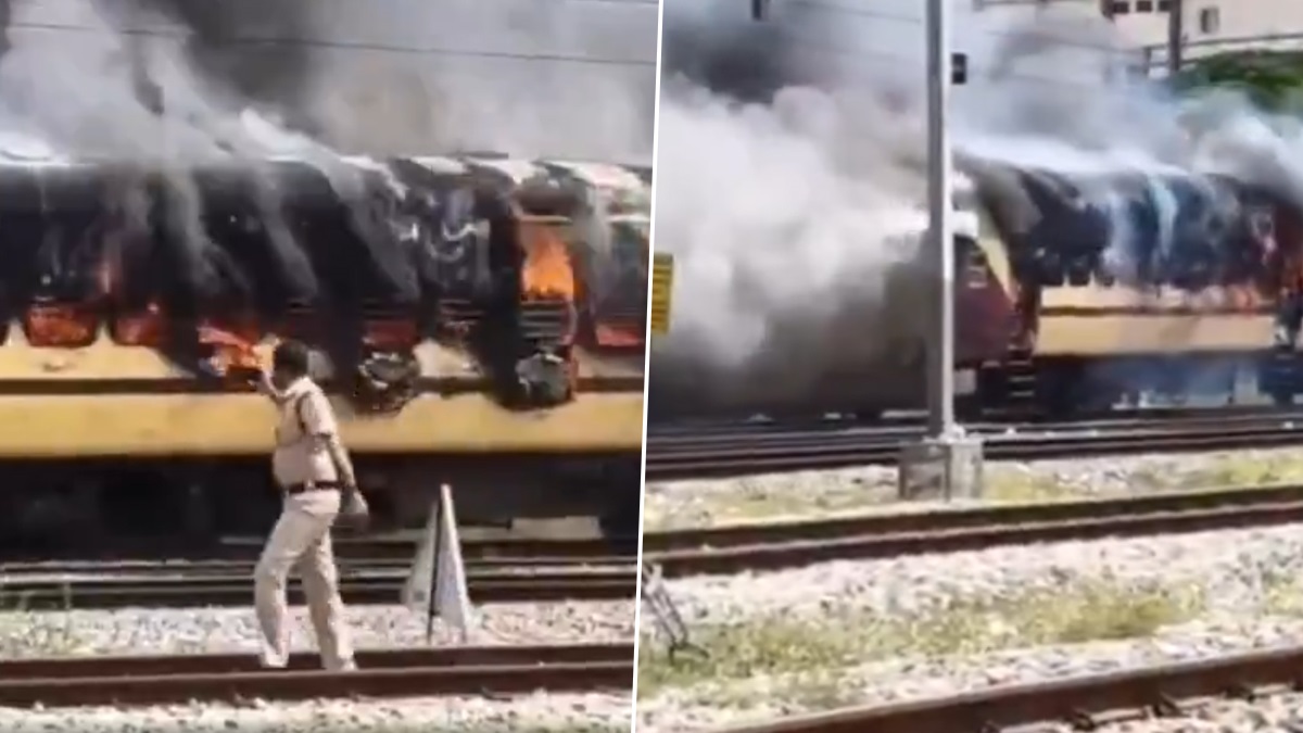 Train Fire Video: দাউ দাউ করে জ্বলছে ট্রেন, তিরুপতি স্পেশাল ট্রেনে আগুন লেগে পুড়ে জ্বলে কালো হয়ে গেল, ভাইরাল ভিডিয়ো