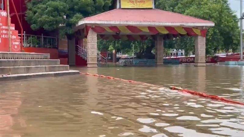 Ghats In Varanasi Are Submerged: বিপদসীমায় বইছে গঙ্গা, বারাণসীর একাধিক ঘাট ডুবে যাচ্ছে, দেখুন ভিডিয়ো
