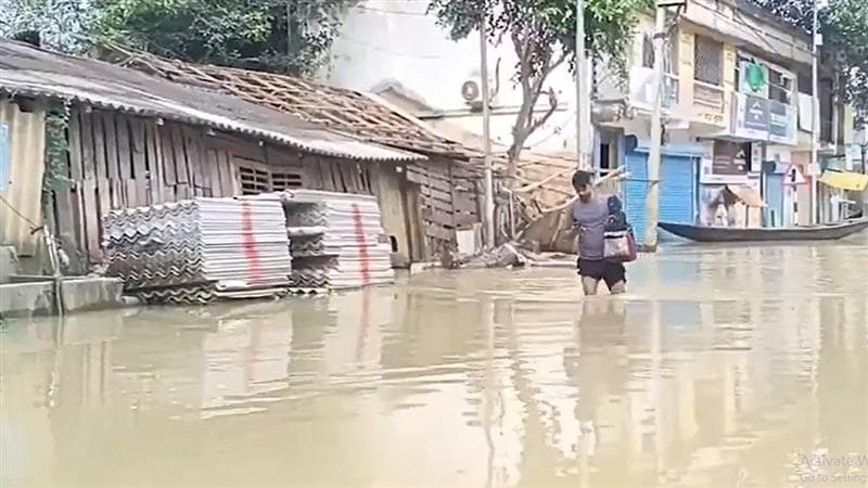 Paschim Medinipur Flood: অতিবৃষ্টিতে বিপর্যস্ত পশ্চিম মেদিনীপুর, নদী বাঁধ ভেঙে প্লাবিত বহু এলাকা, দেখুন ভিডিয়ো