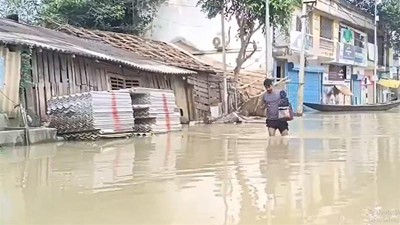 Paschim Medinipur Flood: অতিবৃষ্টিতে বিপর্যস্ত পশ্চিম মেদিনীপুর, নদী বাঁধ ভেঙে প্লাবিত বহু এলাকা, দেখুন ভিডিয়ো