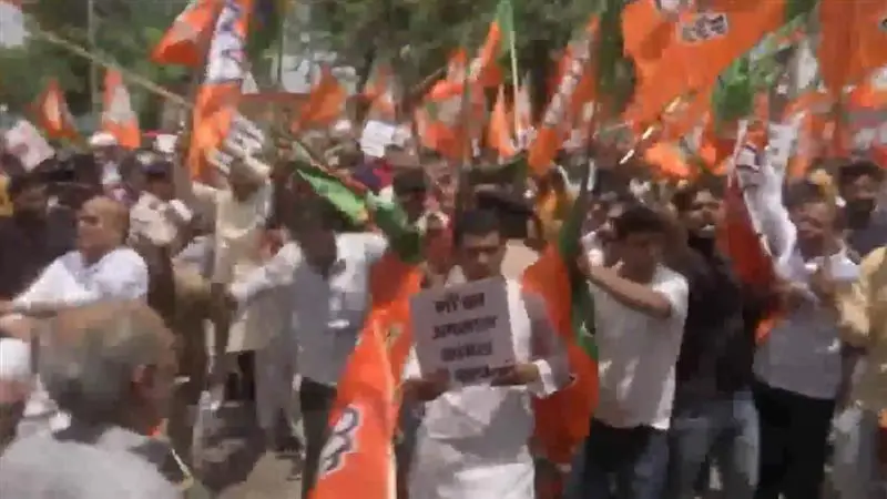 Congress-BJP Workers Clash In Patna: ভোটার অধিকার যাত্রায় প্রধানমন্ত্রীকে অপমানের জের; বিহারে সম্মুখ সমরে কংগ্রেস-বিজেপি কর্মীরা (দেখুন ভিডিও)