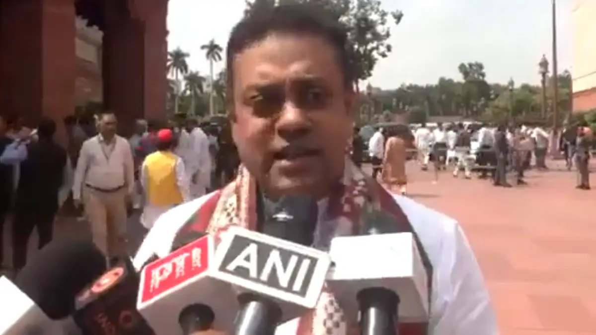 Bihar SIR: তেজস্বী যাদবের দুটো ভোটার কার্ড নিয়ে আসবেন রাহুল গান্ধী, বিহার এসআইআর নিয়ে মন্তব্য সম্বিত পাত্রর