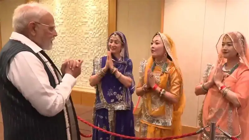 PM Modi Japan Visit:  রাজস্থানী পোশাকে সজ্জিত জাপানি মহিলারা রাজস্থানী লোকসঙ্গীতে স্বাগত জানালেন প্রধানমন্ত্রী নরেন্দ্র মোদীকে (দেখুন ভিডিও)