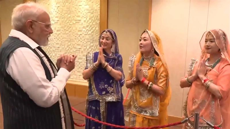 PM Modi Japan Visit:  রাজস্থানী পোশাকে সজ্জিত জাপানি মহিলারা রাজস্থানী লোকসঙ্গীতে স্বাগত জানালেন প্রধানমন্ত্রী নরেন্দ্র মোদীকে (দেখুন ভিডিও)