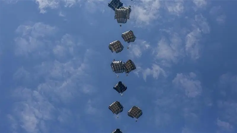 Gaza Aid Boxes: গাজায় আকাশ থেকে পড়া বিদেশি সাহায্যের বাক্সের আঘাতে মৃত্য়ুমিছিল