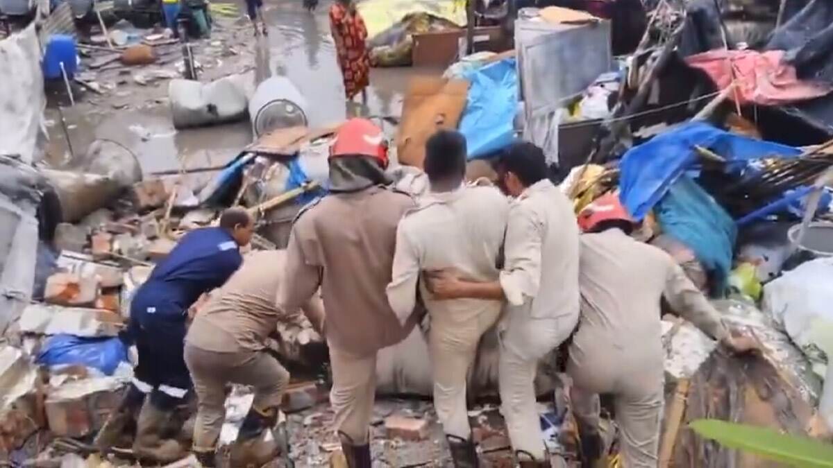 Delhi: জৈতপুরে দেওয়াল ভেঙে দুর্ঘটনার কবলে অনেকে, ধ্বংসস্তুপে চাপা পড়ে মৃত ৭, আহত অবস্থায় উদ্ধার ১