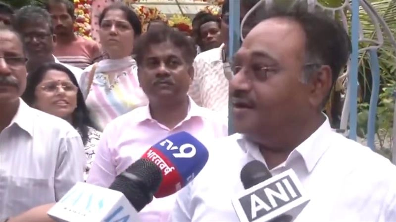 Samik Bhattacharya: ‘মমতা বন্দ্যোপাধ্যায় একজন কবি ও চিত্রশিল্পী’, মুখ্যমন্ত্রীকে শমীক ভট্টাচার্যর কটাক্ষ নাকি প্রসংশা!