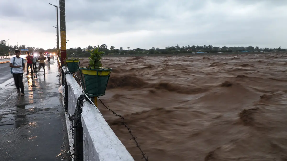 Jammu & Kashmir: প্রবল বৃষ্টিতে বিপর্যস্ত জম্মু! বন্ধ স্কুল-কলেজ, পরিস্থিতির দিকে নজর রাখছেন প্রধানমন্ত্রী নরেন্দ্র মোদী