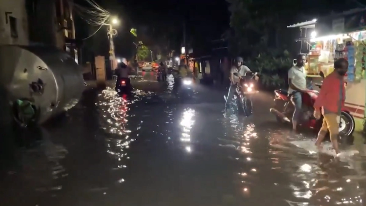 Kamarhati: কয়েক ঘন্টার বৃষ্টি, তাতেই ডুবে গেল কামারহাটি, জল-যন্ত্রণায় ভুগছে স্থানীয় বাসিন্দা দেখুন ভিডিয়ো