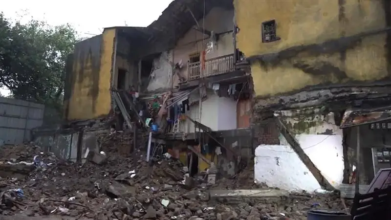 Mumbai: বিল্ডিং ধসে তিনজন আহত, দেখুন ভিডিও