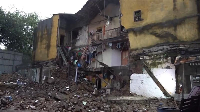 Mumbai: বিল্ডিং ধসে তিনজন আহত, দেখুন ভিডিও
