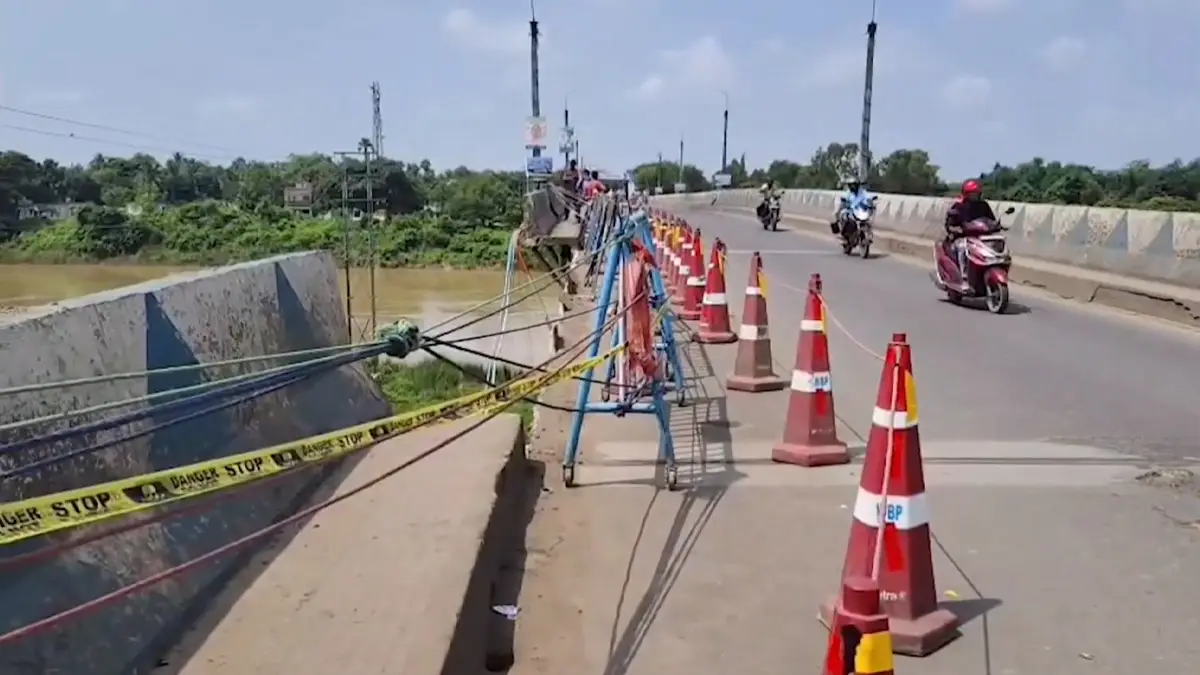 Arambagh Bridge Collapse: ভেঙে পড়েছে রামকৃষ্ণ সেতুর একাংশ, তারপরেও চলছে যান চলাচল, দেখুন ভিডিয়ো