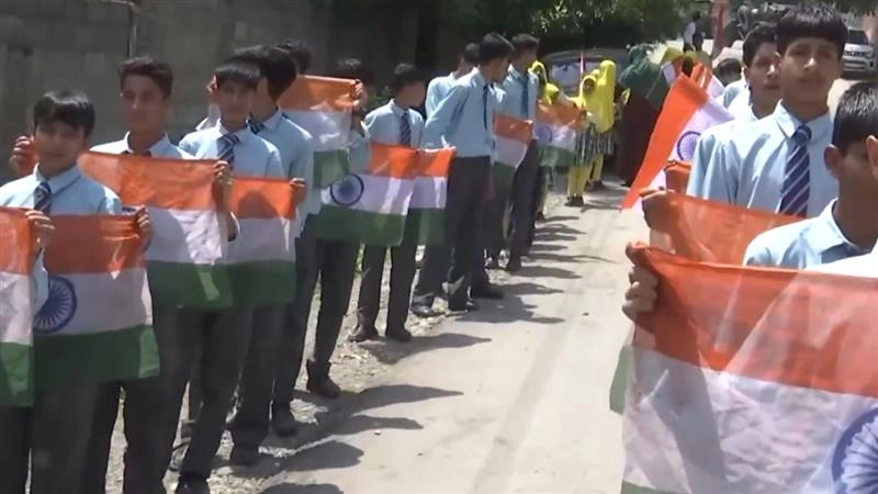 J&K: জম্মু ও কাশ্মীরে স্কুল পড়ুয়াদের স্বাধীনতা দিবসের প্রস্তুতি তুঙ্গে, দেখুন ভিডিও