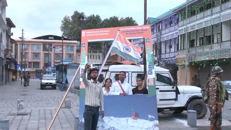 Independence Day Celebration In J&K: স্বাধীনতা দিবস উদযাপনে শ্রীনগরের লাল চকের প্রতীকী ঘন্টা ঘরে পর্যটকদের ভিড়, সেলফি বুথে চলছে ছবি তোলা (দেখুন ভিডিও)