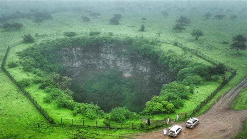Oman Giant Sinkholes: জঙ্গলে লুকিয়ে ৭০ তলা বিল্ডিং সমান গভীর সিঙ্কহোল, 700 ফুট গহ্বর থেকে আসছে রহস্যময় শব্দ, দেখুন ভিডিও