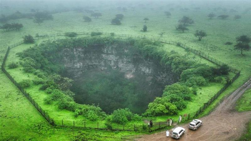 Oman Giant Sinkholes: জঙ্গলে লুকিয়ে ৭০ তলা বিল্ডিং সমান গভীর সিঙ্কহোল, 700 ফুট গহ্বর থেকে আসছে রহস্যময় শব্দ, দেখুন ভিডিও