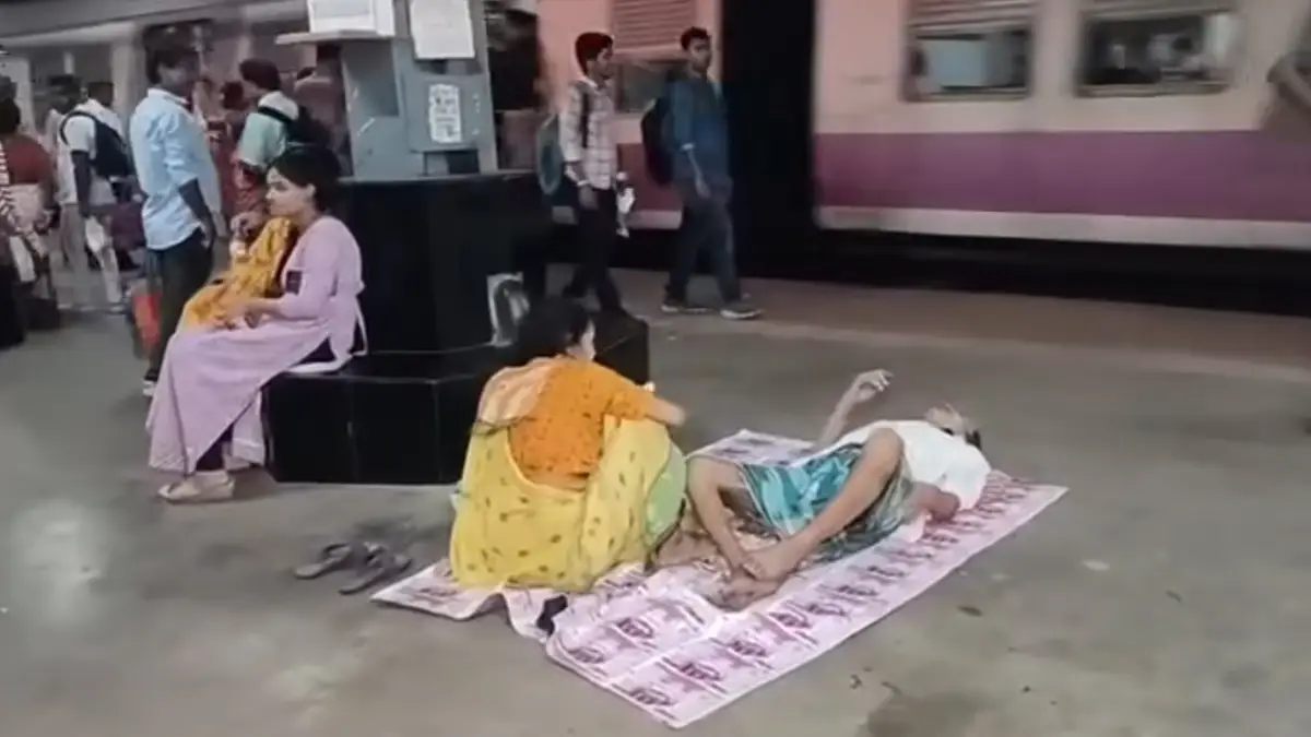 Baruipur: বারুইপুর স্টেশনে অসুস্থ বাবা-মাকে রেখে পালিয়ে গেল ছেলে, বৃদ্ধের শেষকৃত্যে পর্যন্ত আসার সময় হল না গুনধরের