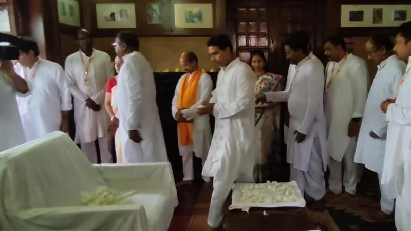 Rabindra Nath Tagore Death Anniversary: কবিগুরু রবীন্দ্রনাথ ঠাকুরের প্রয়াণ দিবসে আজ, শুক্রবার সকালে শান্তিনিকেতনের উপাসনা গৃহে অনুষ্ঠিত হল বিশেষ উপাসনা (দেখুন ভিডিও)