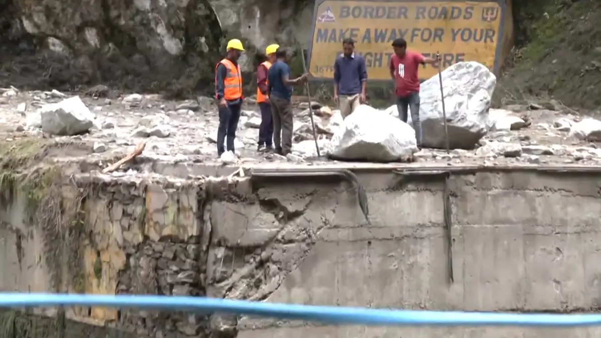 Uttarkashi: উত্তরকাশীতে ভেঙে পড়ল ব্রিজের একাংশ, প্রাণে বাঁচলেন স্থানীয়রা, ধরালীতে থেকে উদ্ধার পর্যটক