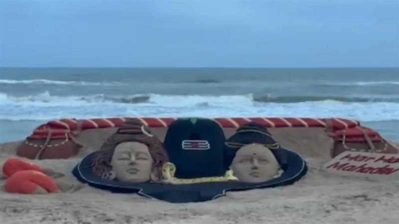 Sand Sculpture: শিব ও পার্বতী দেবীর আকর্ষণীয় বালির ভাস্কর্য তৈরি করলেন বালি শিল্পী সুদর্শন পট্টনায়েক, দেখুন ভিডিও