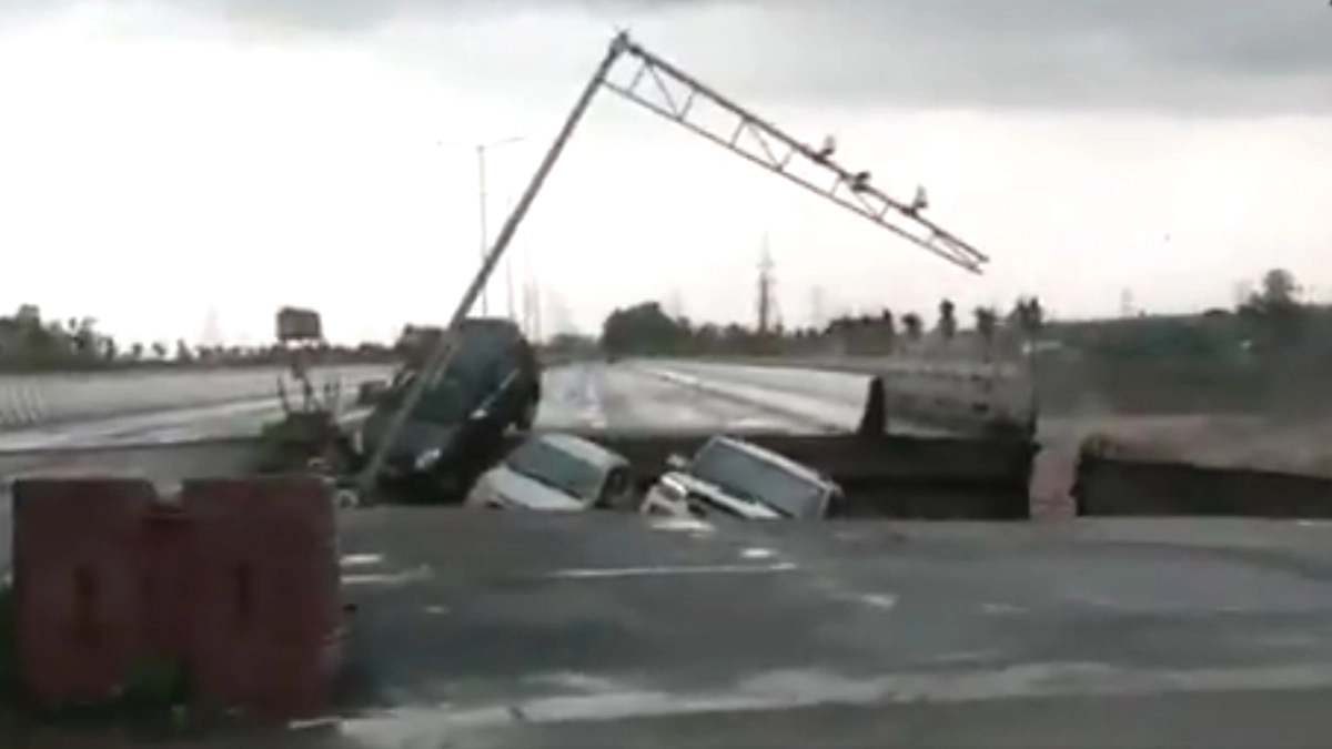 Jammu Tawi Bridge Washed Away: জম্মু কাশ্মীরে রেকর্ড বৃষ্টিতে বন্যার জলের তোড়ে মাঝখান থেকে ভাঙল তাওই ব্রিজ, খেলনার মত ঢুকে গেল গাড়ি, দেখুন ভয়াবহ ভিডিও
