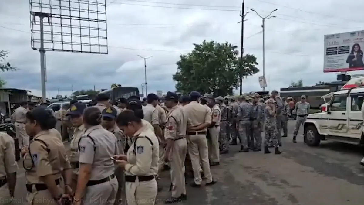 Bulldozer Action: মধ্যপ্রদেশে তিনতলা বাড়িতে বুলডোজার অ্যাকশন, ঘটনাস্থলে ২০০ পুলিশ উপস্থিত
