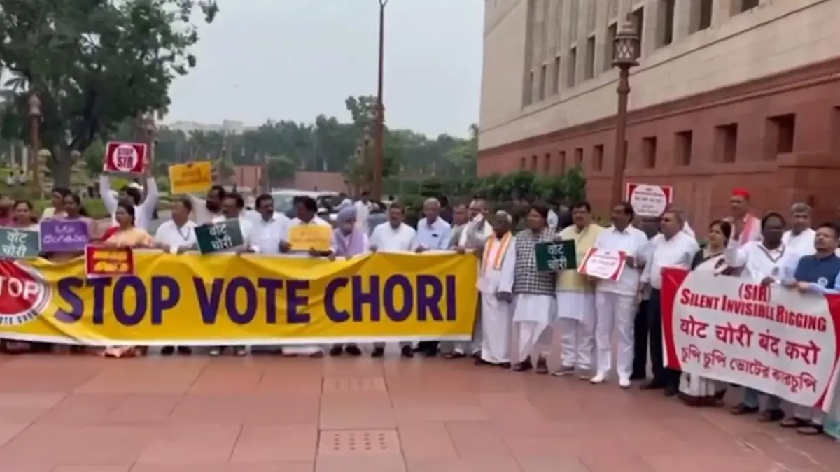 Protest Against Vote Chori: সংসদ চত্বরে 'ভোট চোরি'র বিরুদ্ধে বিরোধীদের বিক্ষোভ, দেখুন ভিডিও