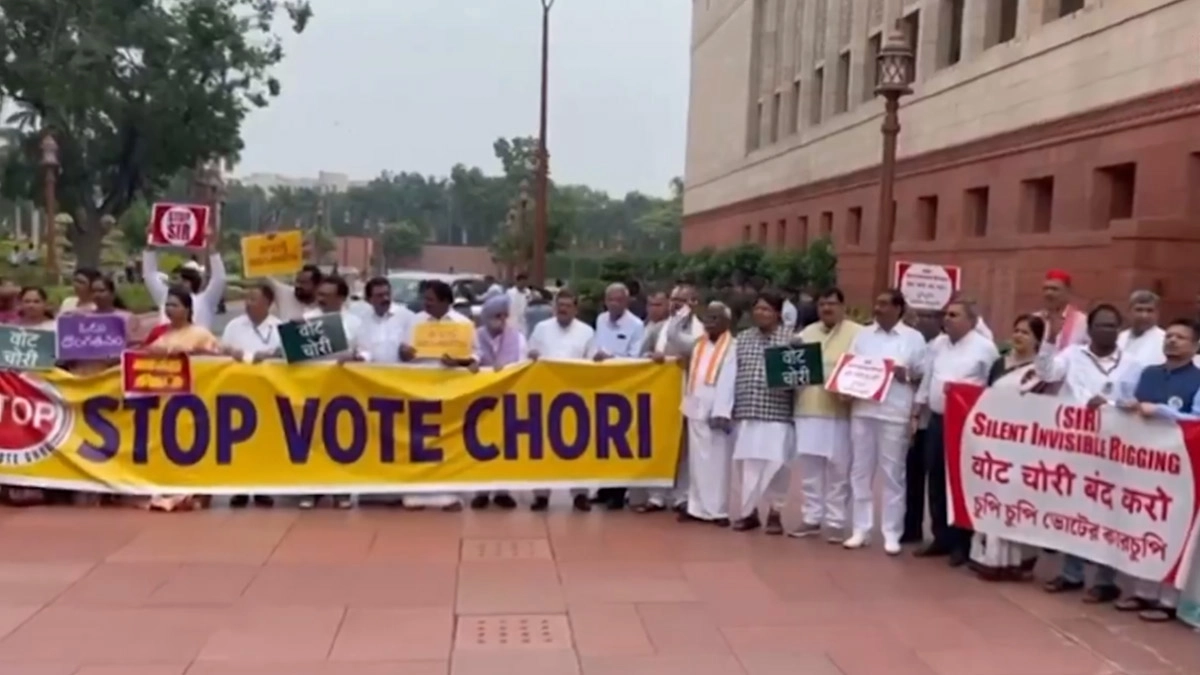 Protest Against Vote Chori: সংসদ চত্বরে 'ভোট চোরি'র বিরুদ্ধে বিরোধীদের বিক্ষোভ, দেখুন ভিডিও