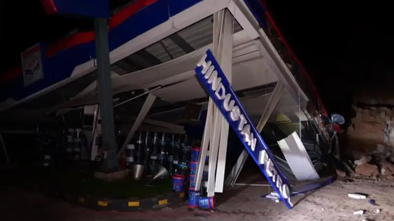 Landslide: ভূমিধসে ভেঙে পড়ল পেট্রোল পাম্প, দেখুন ভিডিও