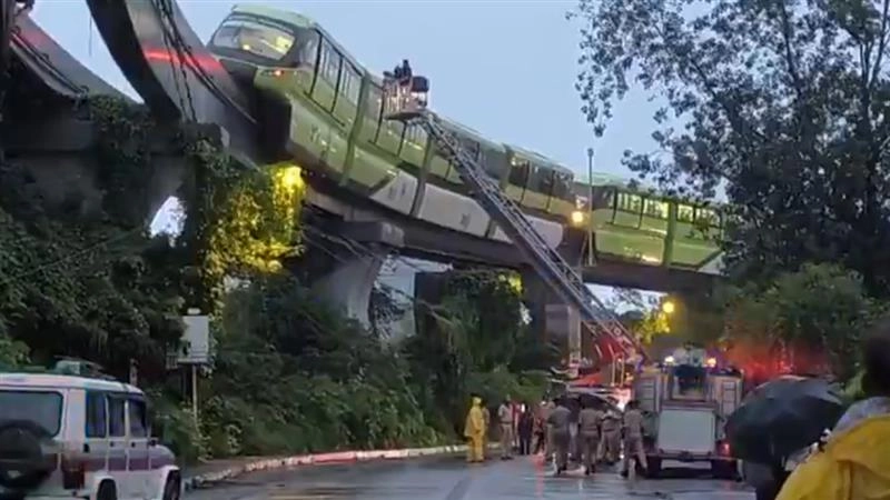 Mumbai Monorail Gets Stuck Video: মুম্বইয়ের বৃষ্টিতে আটকে গেল যাত্রী বোঝাই মোনোরেল, ক্রেন দিয়ে উদ্ধার যাত্রীদের