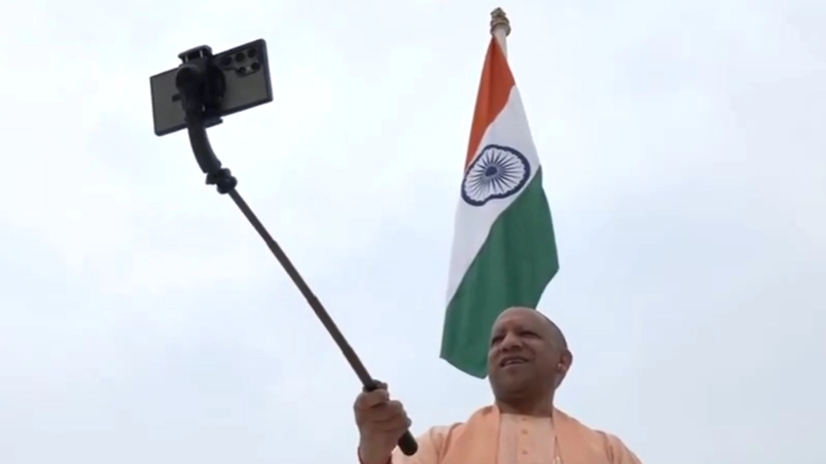 Independence Day Celebrations: উত্তরপ্রদেশের মুখ্যমন্ত্রী যোগী আদিত্যনাথ তাঁর বাসভবনে সেলফি ওড়ালেন তেরঙ্গা, তুললেন সেলফি (দেখুন ভিডিও)