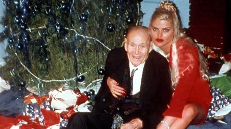 Anna Nicole Smith: ২৬ বছরের বার ডান্সারের সঙ্গে ৮৯ বছরের ধনকুবের তেল ব্যবসায়ীর প্রেমের পর বিয়ে, তারপর!