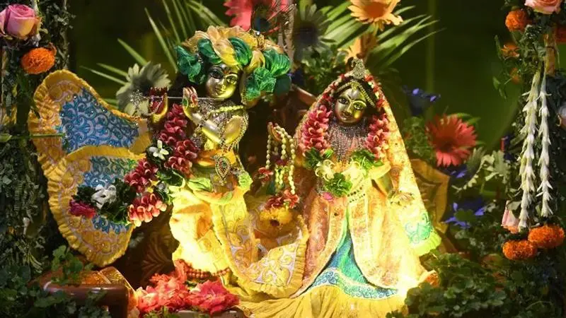 Jhulan Yatra 2025: পাঁচ দিনব্যাপী শ্রীকৃষ্ণের ঝুলন যাত্রা উৎসবের আজ শুভ সূচনা, আলোর মালায় সেজে উঠেছে রাধা কৃষ্ণের মন্দিরগুলি