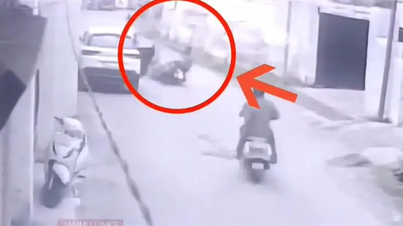 Cricketer Fareed Khan Dies in Accident: বাইক থেকে পড়ে মৃত্যু কাশ্মীরের ক্রিকেটার ফরিদ খানের, সিসিটিভি ক্যামেরায় ধরা পড়ল পুরো ঘটনা